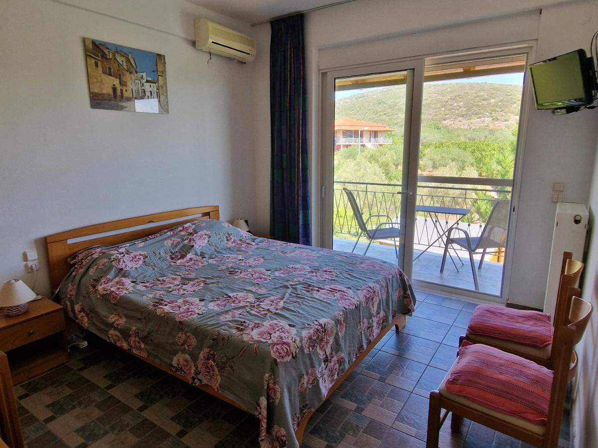 Grieks Vakantiehuis To Kalokairi Kougaíika Buitenkant foto